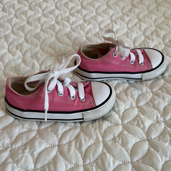 Converse Pink and White Low-Top Kids Sneakers Size 7 EUC! - Picture 4 of 9